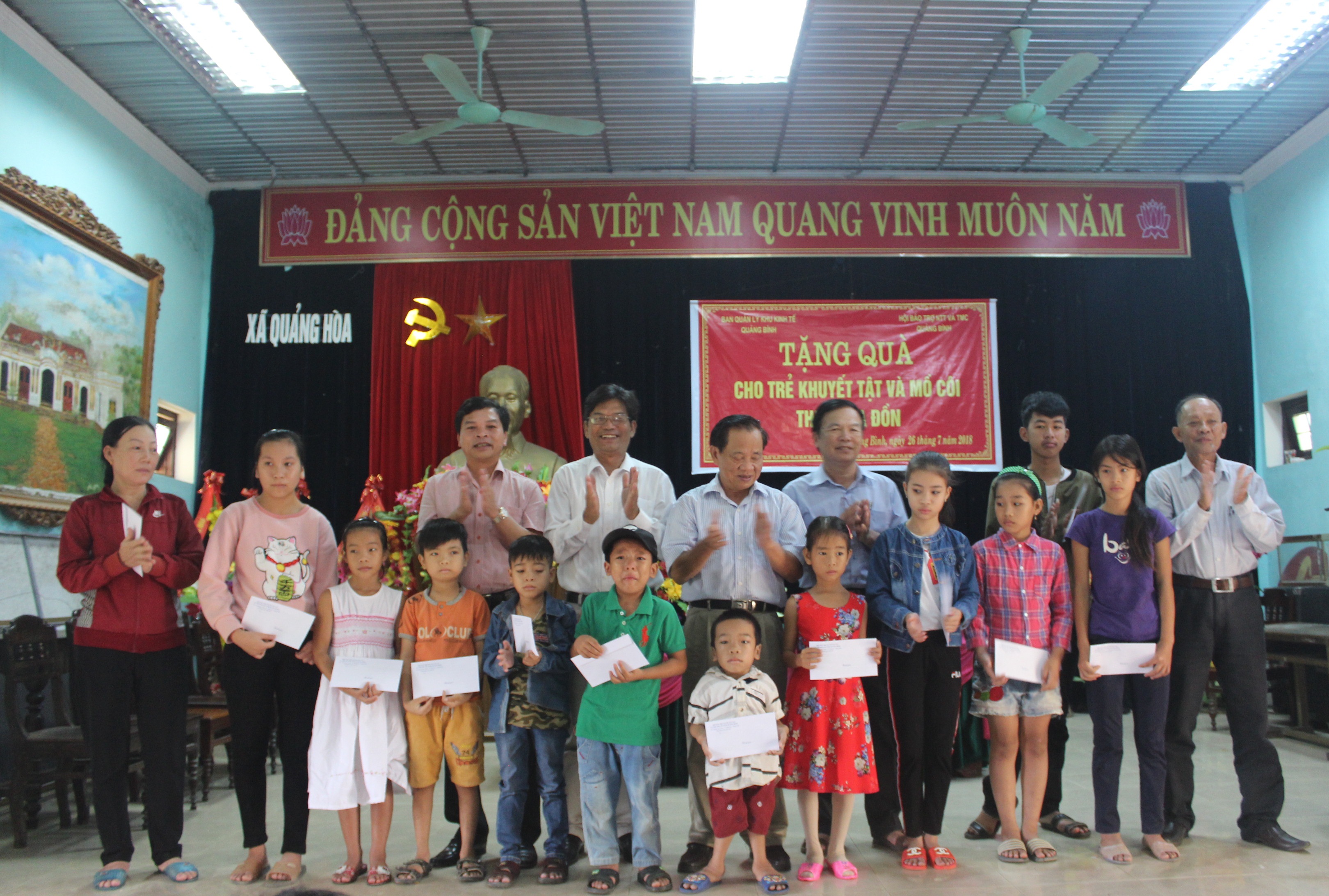 Tặng quà cho trẻ em khuyết tật và mồ côi