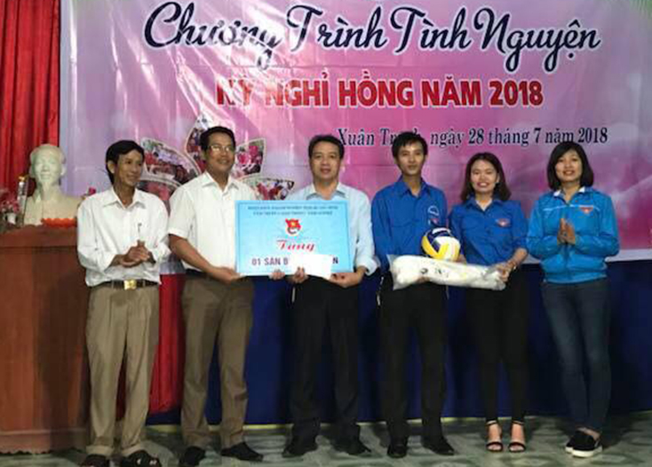 Tặng sân bóng chuyền cho xã Xuân Trạch