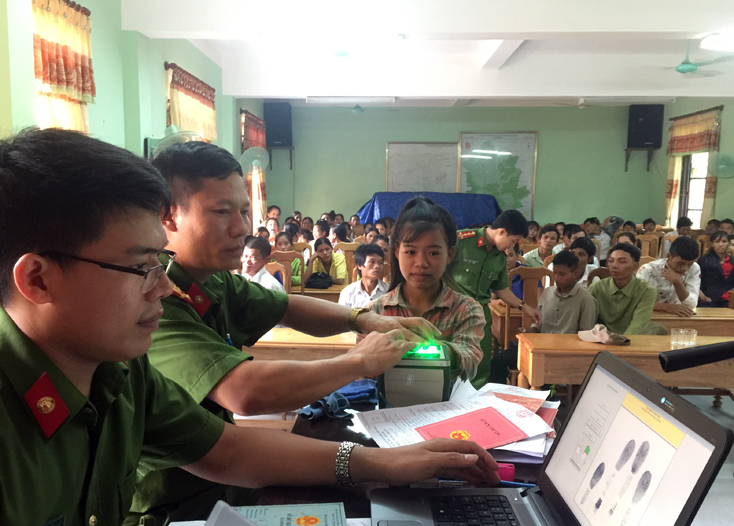 Cấp căn cước công dân lưu động cho người dân xã Trường Sơn