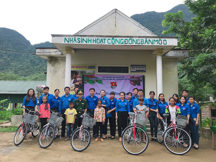Tặng 10 chiếc xe đạp cho học sinh nghèo bản Mò o Ồ Ồ