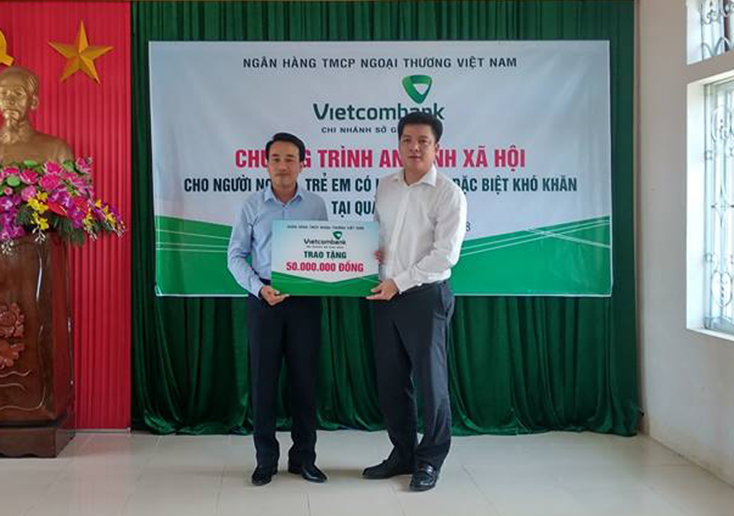 Vietcombank tặng 50 triệu đồng cho Trung tâm Bảo trợ xã hội