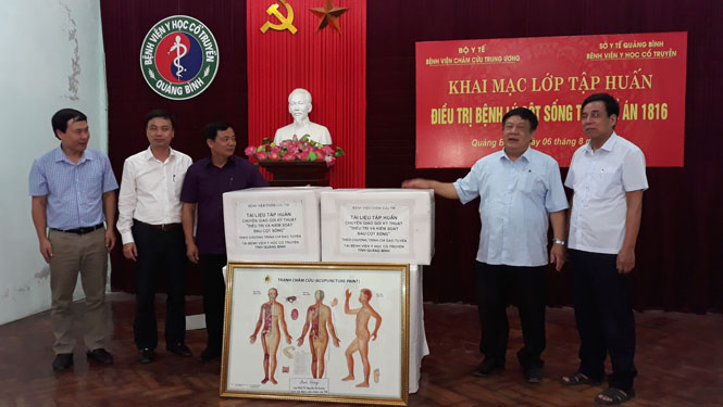 Tiếp nhận kỹ thuật điều trị và kiểm soát bệnh đau cột sống từ Bệnh viện châm cứu Trung ương