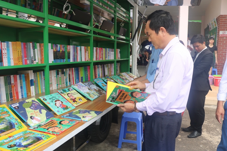 Khai trương hoạt động xe ô tô thư viện lưu động đa phương tiện