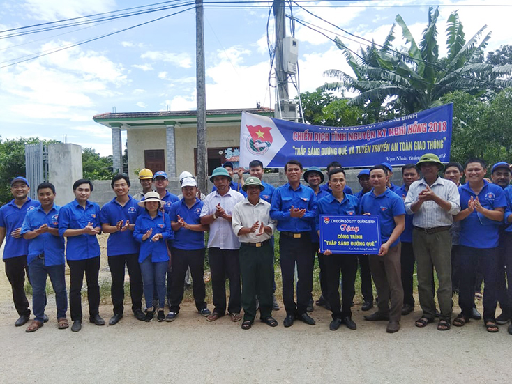 Bàn giao công trình thanh niên 'Thắp sáng đường quê' tại thôn Xuân Sơn