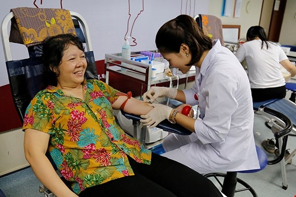 Hàng trăm người dân đến Viện Huyết học -Truyền máu Trung ương hiến máu nhóm O