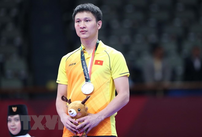 Minh Phụng nỗ lực giành HCB Kumite hạng 84kg dù bị đấm trúng mặt