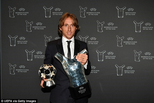 Vượt mặt Ronaldo, Modric nhận giải Cầu thủ xuất sắc nhất mùa giải