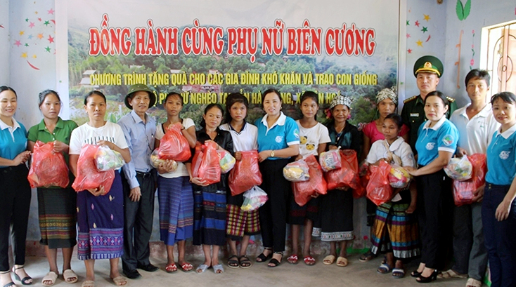 Chia sẻ khó khăn với phụ nữ nghèo