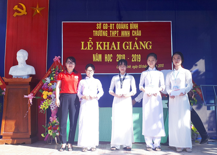 Chung tay cùng chương trình 'Cùng em đến trường' năm học 2018-2019