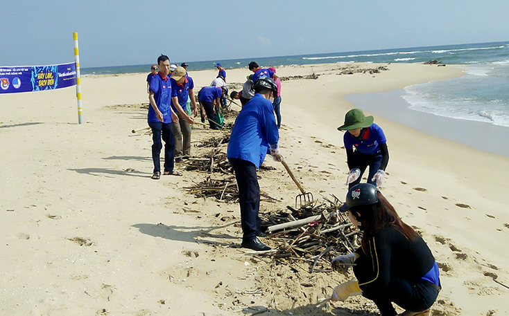 Tuổi trẻ Đồng Hới, Bố Trạch: Hưởng ứng chiến dịch "Làm cho thế giới sạch hơn"