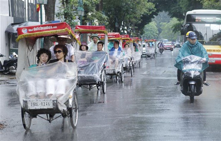 Bắc Bộ-Trung Bộ và Hà Nội mưa dông rải rác, Nam Bộ đề phòng tố, lốc