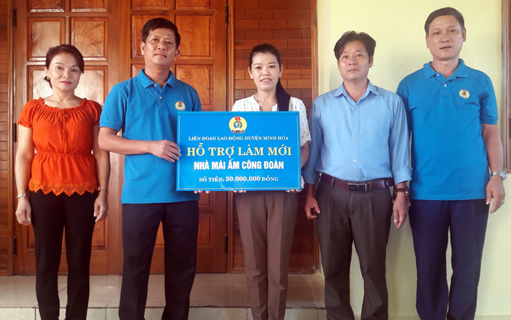 LĐLĐ Minh Hóa:  Trao 30 triệu đồng hỗ trợ đoàn viên làm nhà "Mái ấm công đoàn"