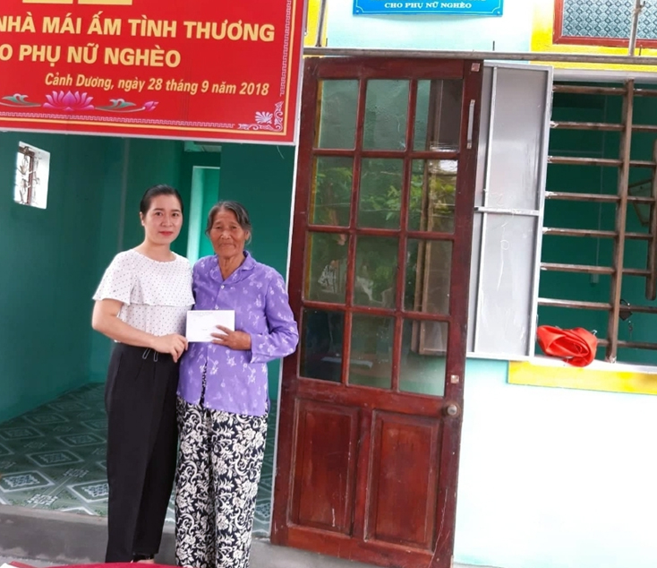 Bàn giao nhà mái ấm tình thương cho hộ nghèo