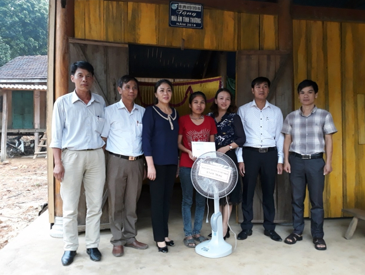 Bàn giao nhà 'Mái ấm tình thương' cho phụ nữ nghèo