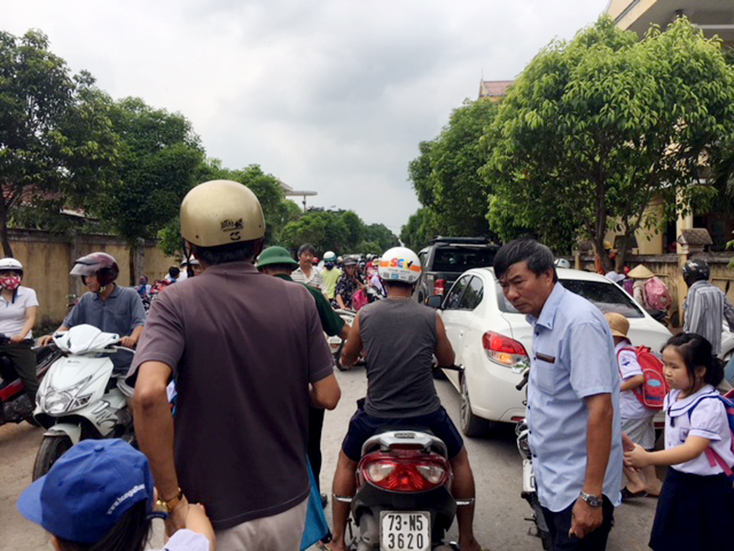 Mất an toàn giao thông trước cổng trường ở TP. Đồng Hới: Cần có giải pháp hữu hiệu