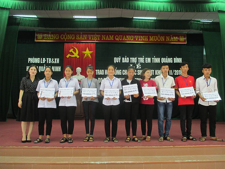 Trao học bổng cho học sinh nghèo có hoàn cảnh khó khăn đợt 2 năm 2018