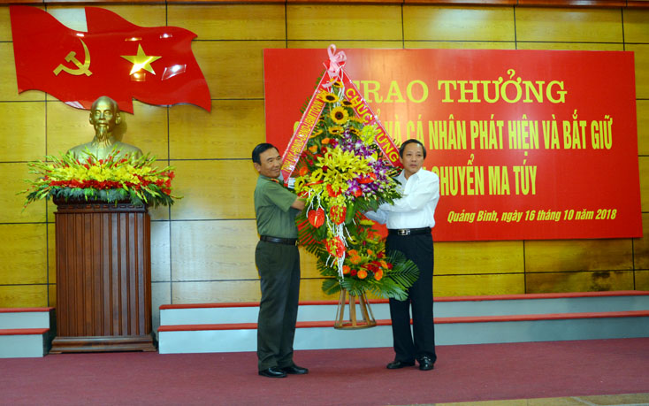 Trao thưởng các tập thể và cá nhân phát hiện, bắt giữ vụ vận chuyển ma túy đá