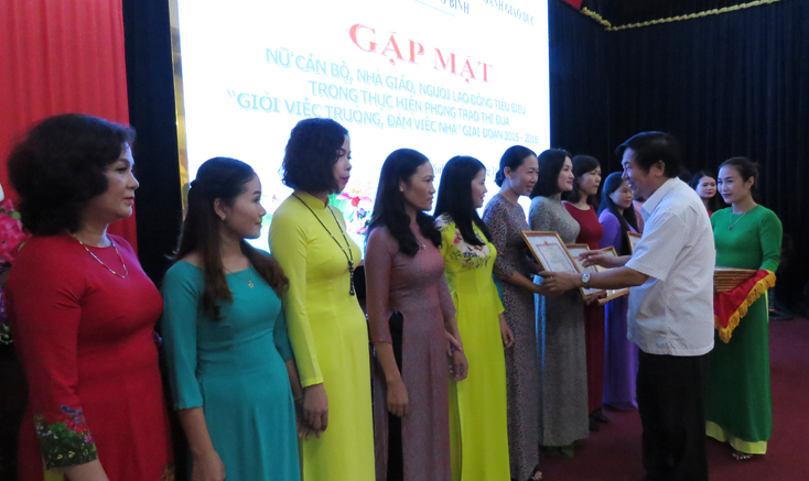 Tuyên dương nữ nhà giáo 'Giỏi việc trường, đảm việc nhà'