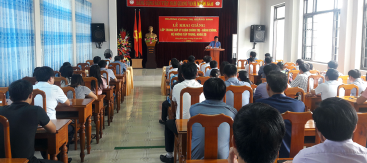 Khai giảng lớp trung cấp lý luận chính trị-hành chính hệ không tập trung, khóa 20
