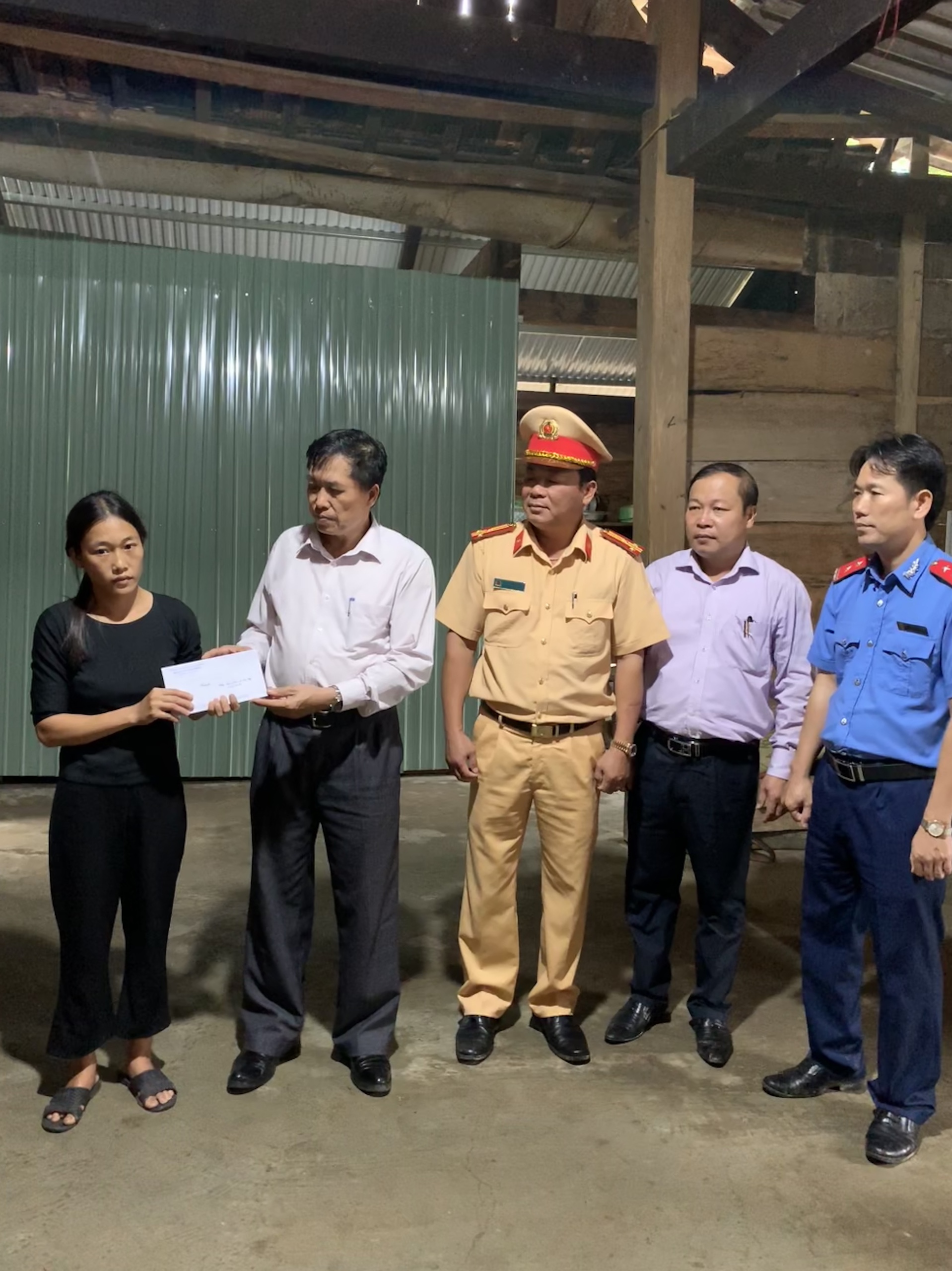 Thăm gia đình có người thân tử vong do tai nạn giao thông tại Minh Hóa