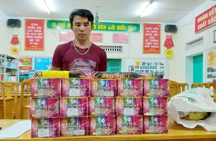 Bắt đối tượng vận chuyển gần 50kg pháo lậu từ Lào về Việt Nam