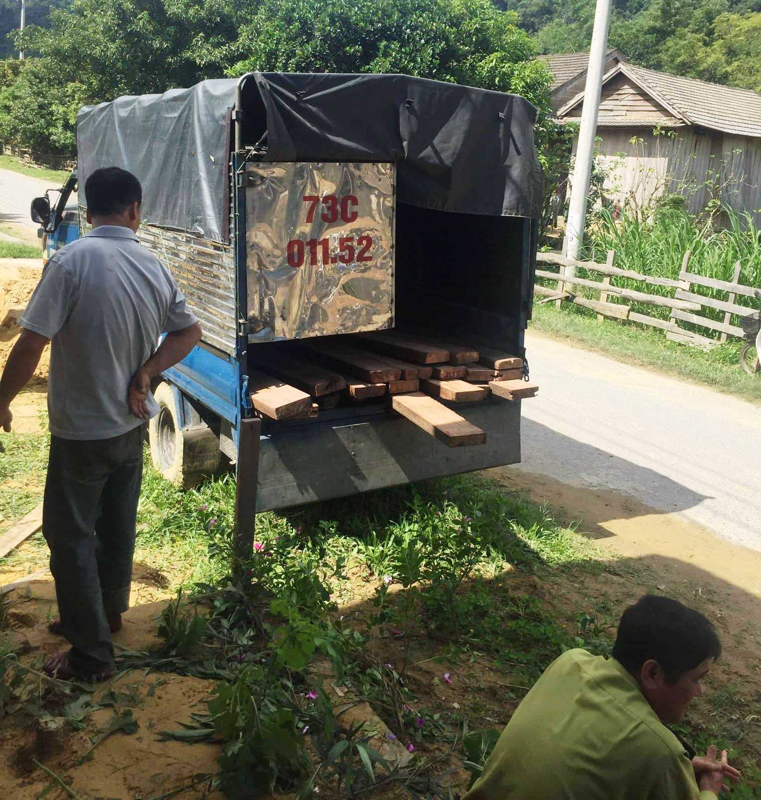 Truy bắt xe chở gỗ, 3 kiểm lâm bị vây đánh