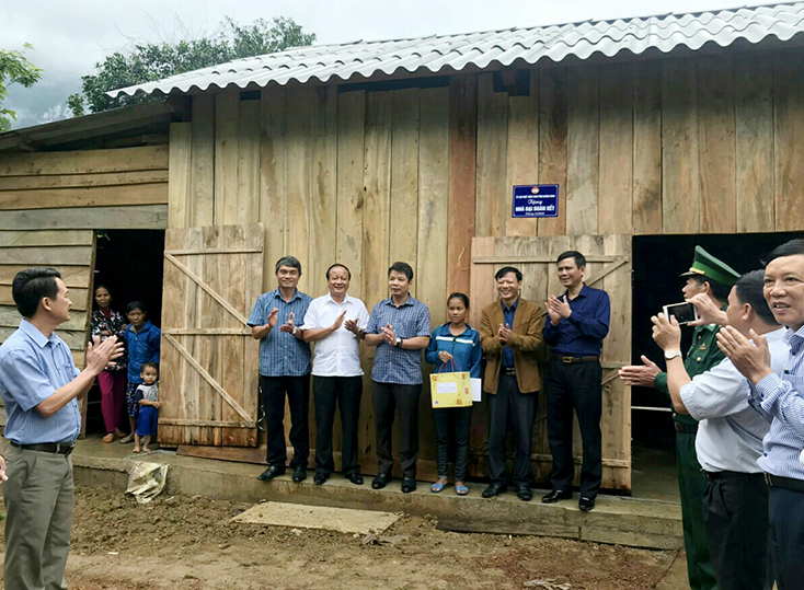 Bàn giao nhà "Đại đoàn kết" tại huyện Minh Hóa