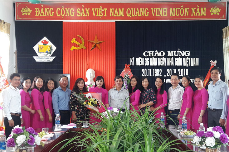 Đồng chí Bí thư Thành ủy thăm và chúc mừng các nhà giáo nhân dịp 20-11