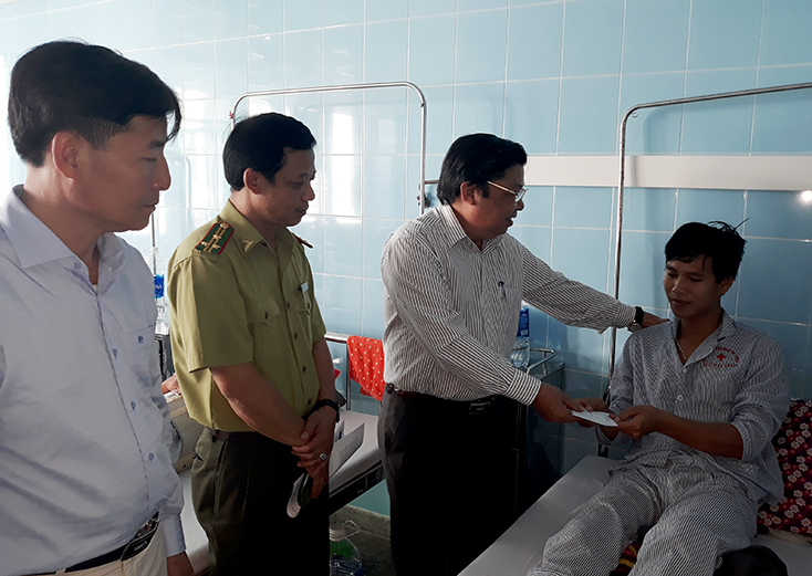 Lãnh đạo Tổng cục Lâm nghiệp thăm cán bộ Kiểm lâm bị hành hung khi thi hành công vụ