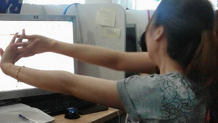 Đau co rút bàn tay, vì sao?