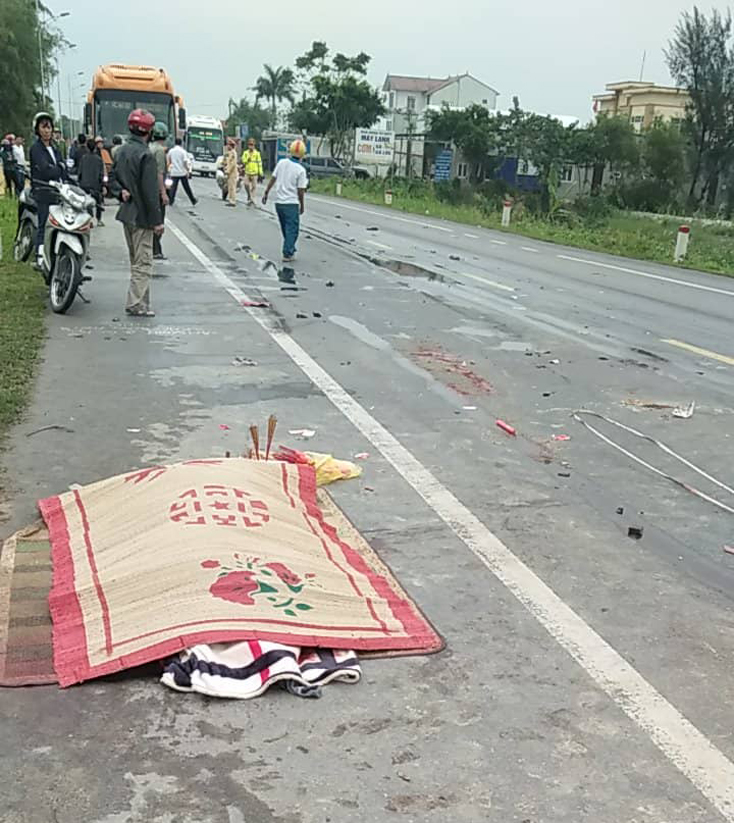 Xe máy va chạm với xe khách 1 người tử vong