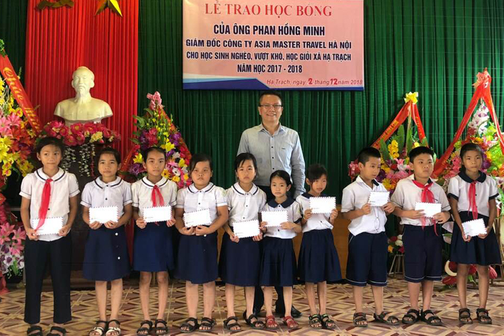 Trao quà cho học sinh có hoàn cảnh khó khăn