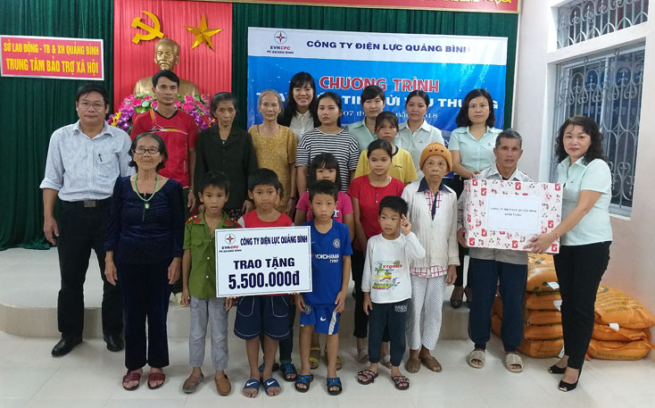 Tặng quà cho Trung tâm Bảo trợ xã hội tỉnh
