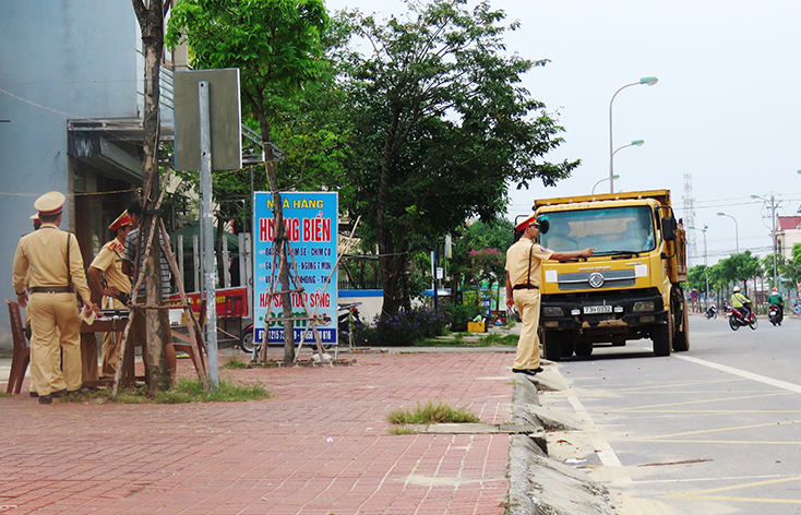 Lãnh đạo các sở, ngành trả lời chất vấn của đại biểu HĐND tỉnh