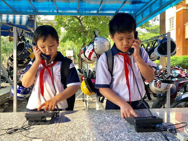 Trường lắp điện thoại bàn để học trò ít dùng di động