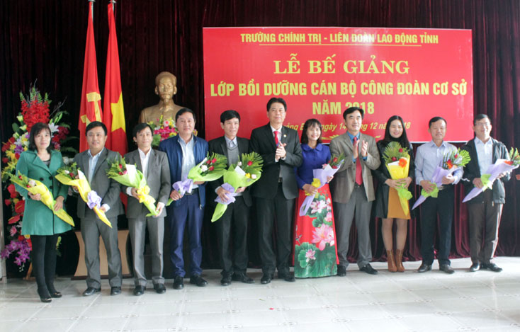 Bế giảng lớp bồi dưỡng cán bộ công đoàn cơ sở