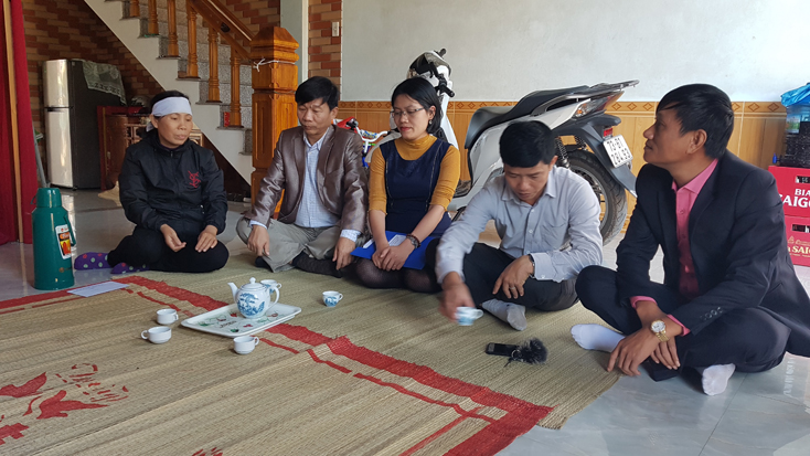 Thăm gia đình thuyền viên tàu cá bị tử vong trên biển