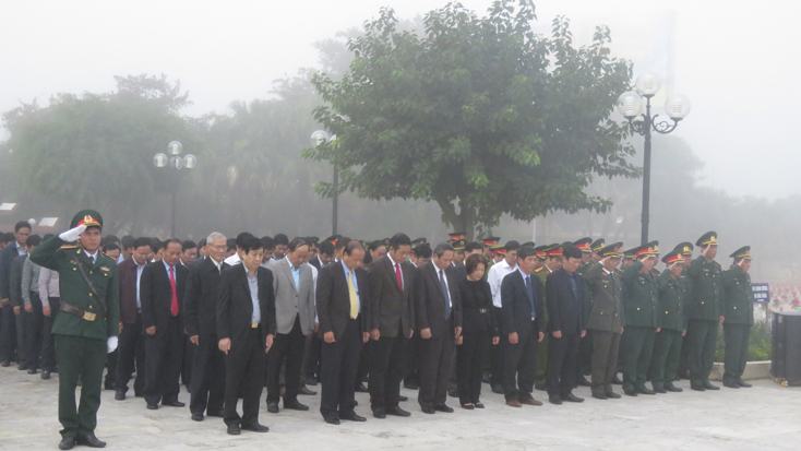 Các đồng chí lãnh đạo tỉnh viếng và dâng hương tại Nghĩa trang liệt sỹ Ba Dốc