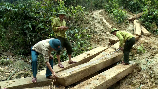 Gỡ nút thắt "lâm tặc" chống người thi hành công vụ