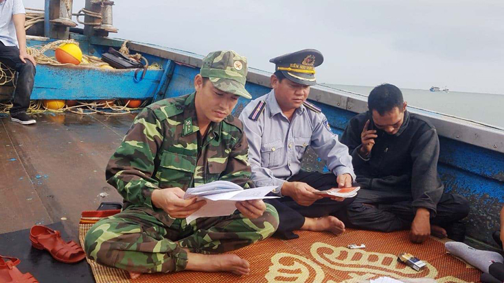 Bắt tàu giã cào hoành hành vùng biển ven bờ