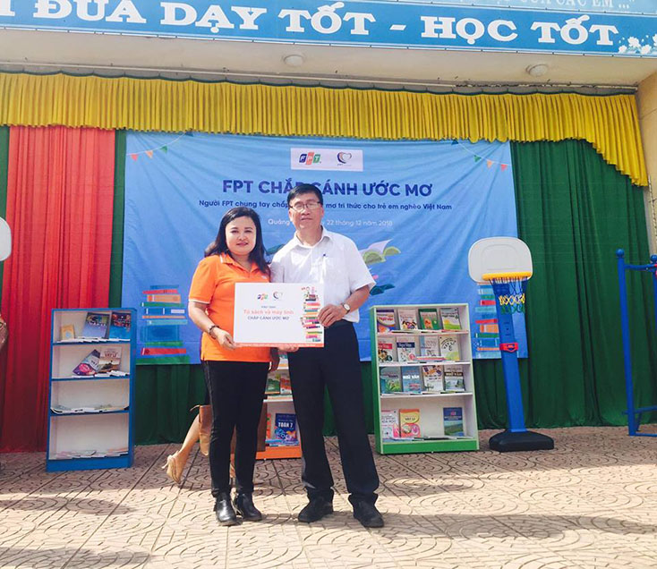 Tặng đồ dùng học tập cho Trường THCS An Thủy