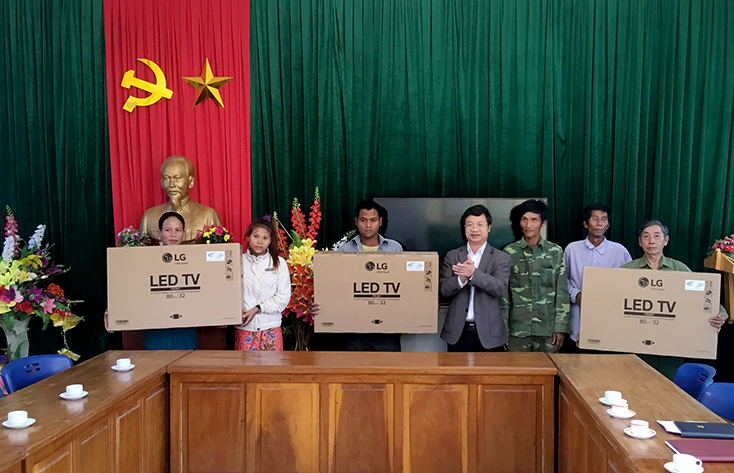 Đồng chí Trưởng ban Tuyên giáo Tỉnh ủy kiểm tra tình hình tại xã Tân Trạch và Thượng Trạch