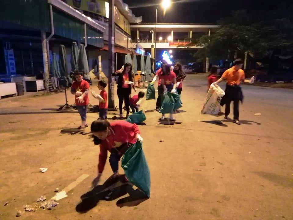 Nhóm Trashpackers xuống đường đêm Noel làm điều bất ngờ