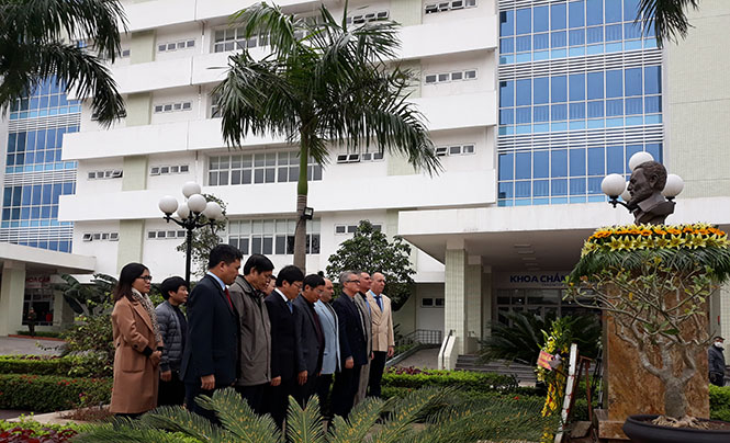 Dâng hoa tưởng niệm Chủ tịch Cuba Fidel Castro