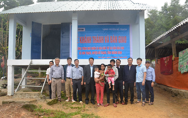 Khánh thành, bàn giao nhà ở giúp người nghèo kịp đón Tết
