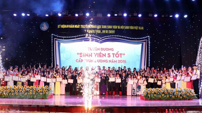 Tuyên dương "Sinh viên 5 tốt" và trao giải thưởng "Sao Tháng Giêng"