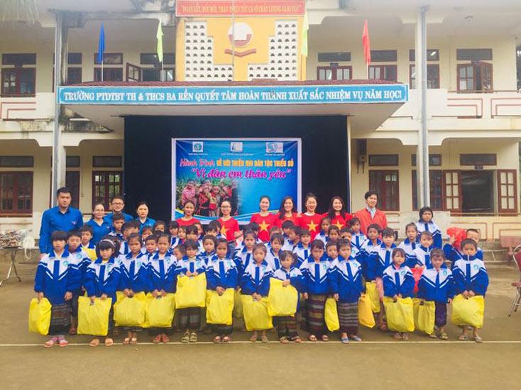 Tặng quà cho học sinh và bà con Vân Kiều bản Khe Ngát