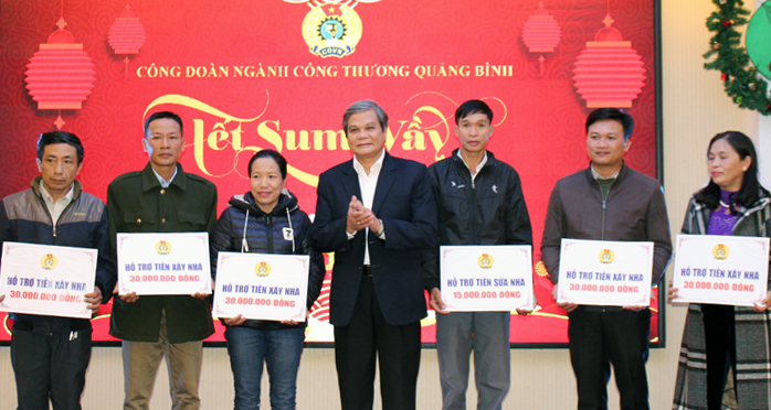 Công đoàn ngành Công thương trao 165 triệu đồng hỗ trợ đoàn viên xây, sửa nhà