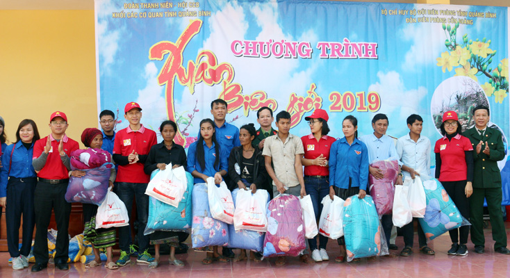 Chương trình "Xuân biên giới" trao tặng 150 suất quà cho đồng bào Ma Coong