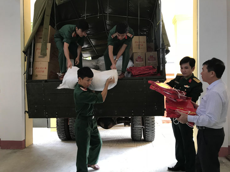 Các đơn vị tặng quà Tết cho đối tượng có hoàn cảnh khó khăn